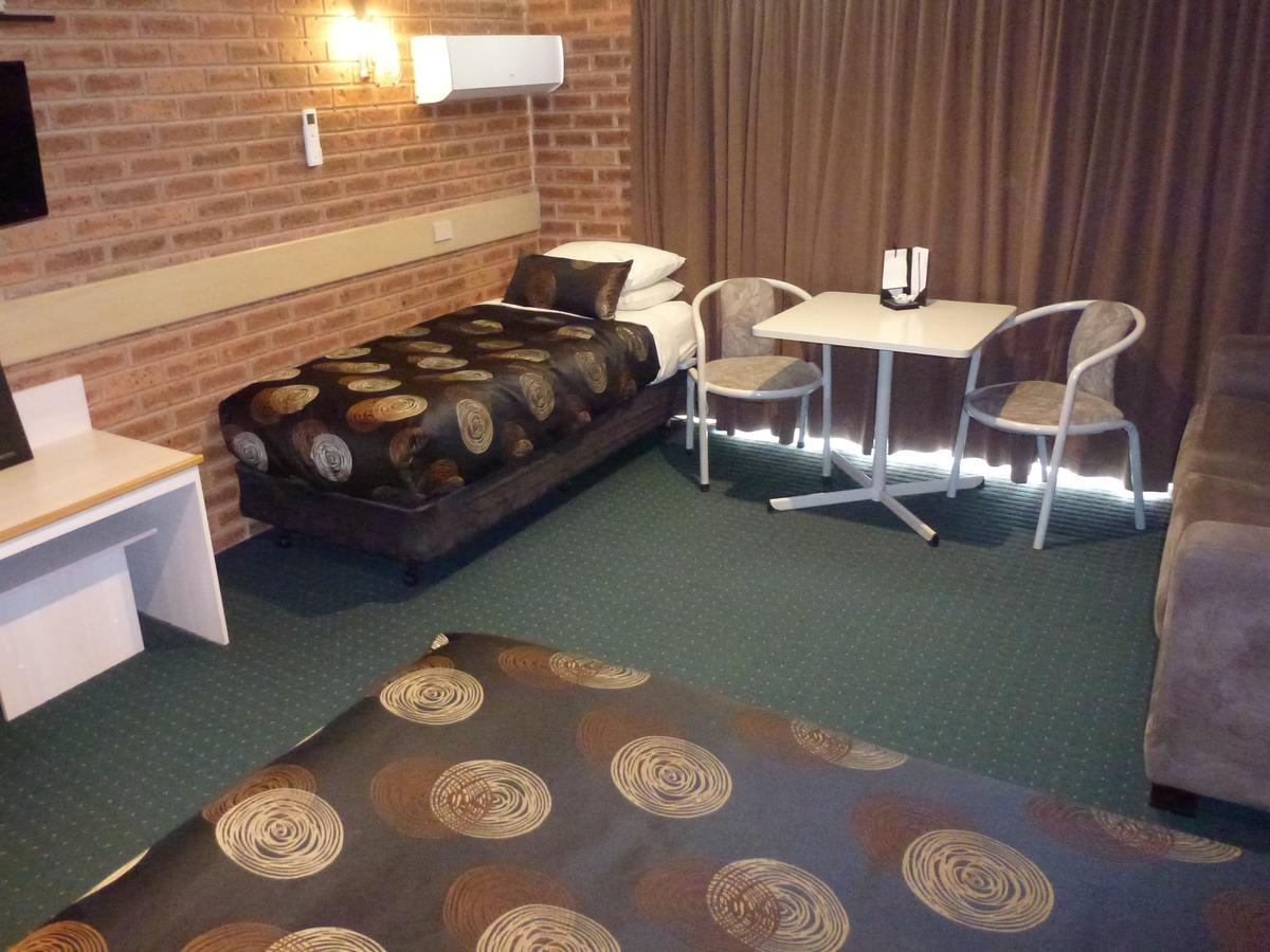 Colonial Motor Inn Bairnsdale Golden Chain Property Exterior photo
