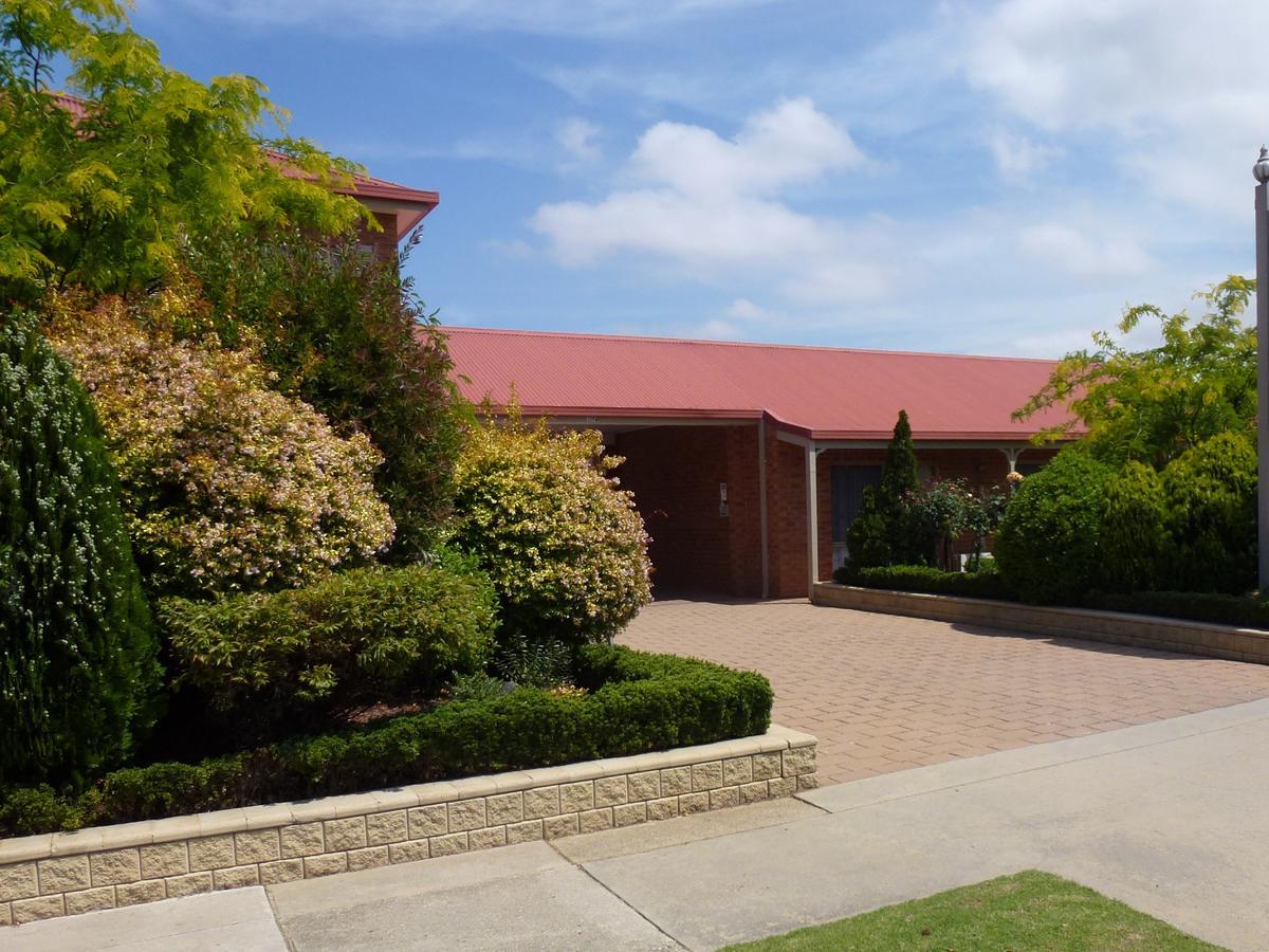 Colonial Motor Inn Bairnsdale Golden Chain Property Exterior photo