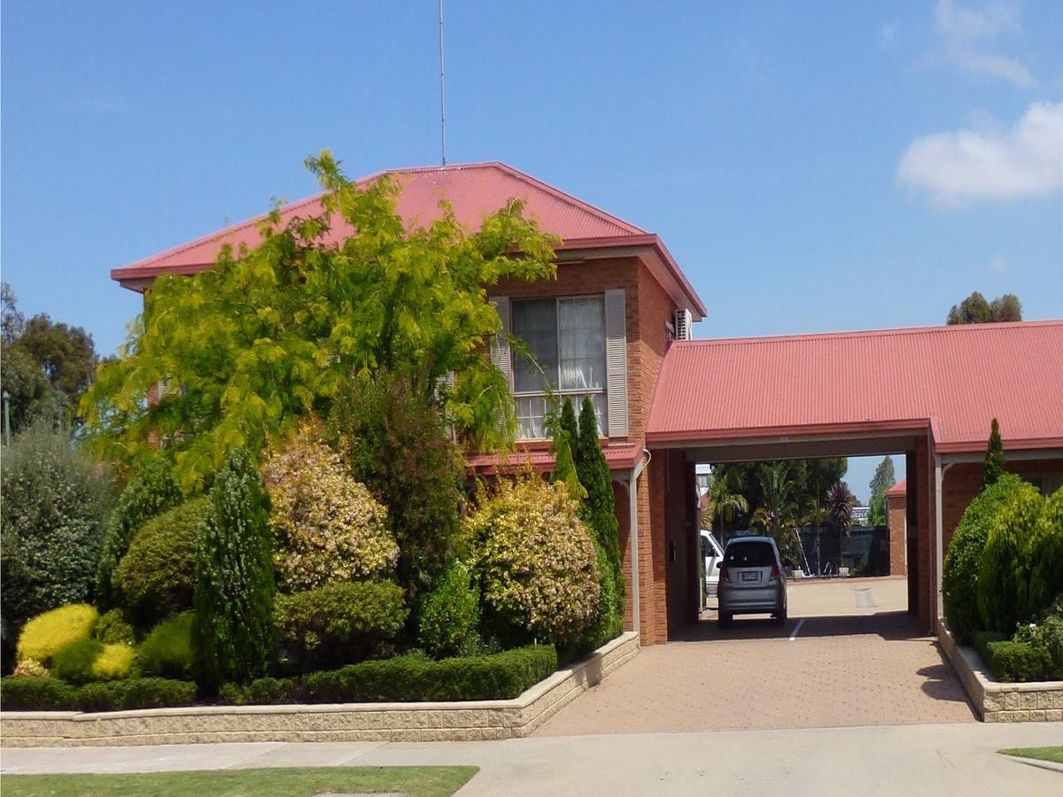 Colonial Motor Inn Bairnsdale Golden Chain Property Exterior photo