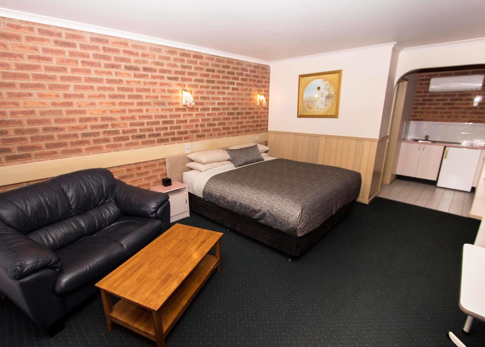 Colonial Motor Inn Bairnsdale Golden Chain Property Exterior photo