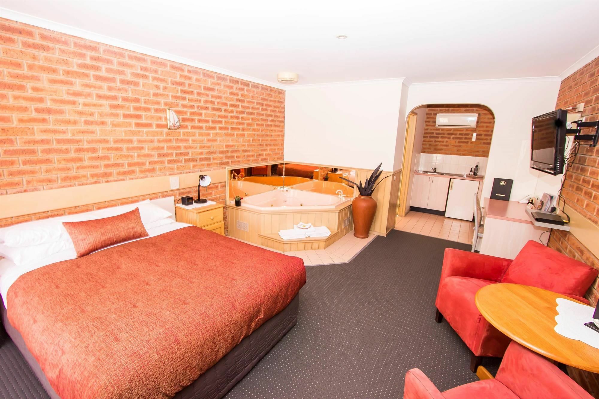 Colonial Motor Inn Bairnsdale Golden Chain Property Exterior photo
