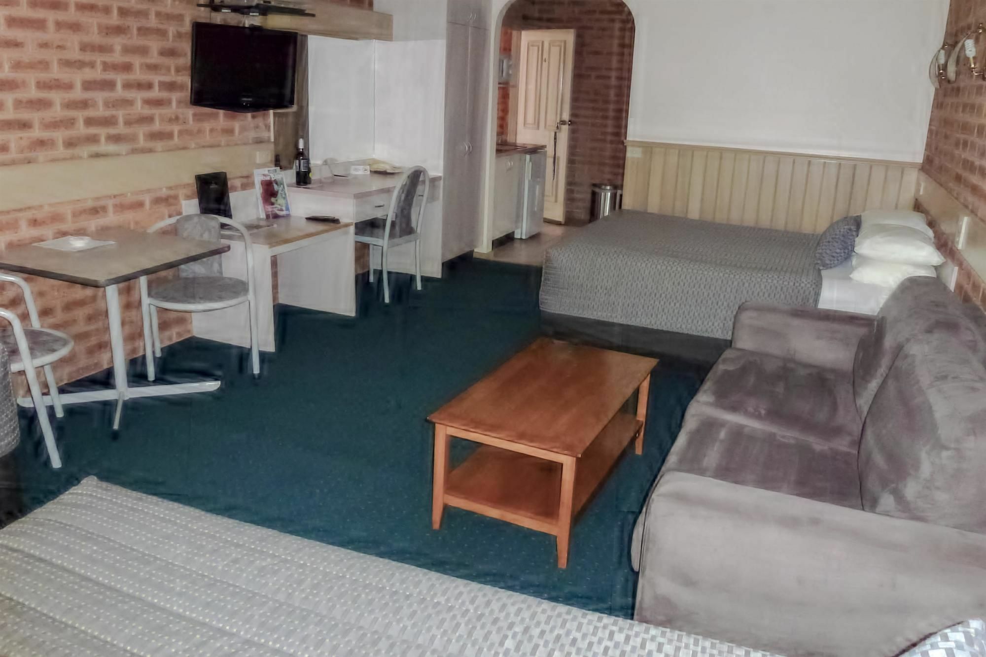 Colonial Motor Inn Bairnsdale Golden Chain Property Exterior photo
